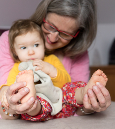 Muriel faisant une séance de réflexologie Plantaire avec un enfant