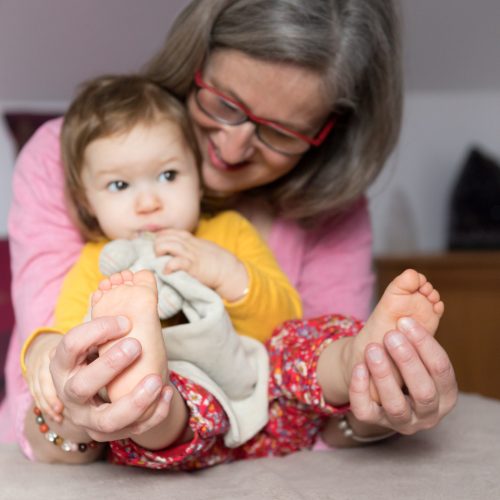 Muriel faisant une séance de réflexologie Plantaire avec un enfant